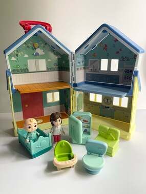 CoComelon Deluxe Family House Playset with Figures and Furniture